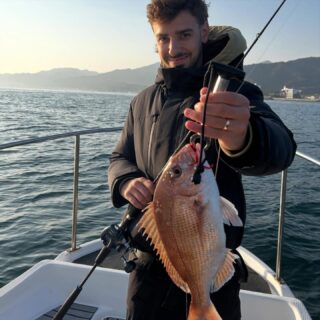 An end of November trip with guests from the US. We fish on a clam glassy water but  it was a slow day all through the morning. Glad that he caught some red snapper and sea robin. #japaneseredsnapper #searobin #fishingjapan